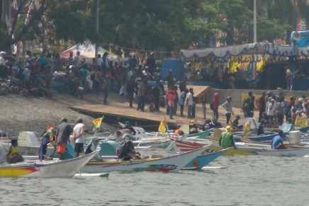 Perahu Ketinting di Pantai Losari